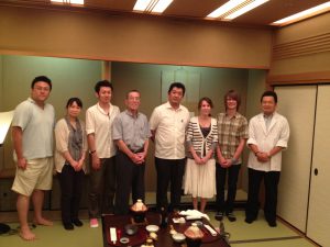 右から小谷料理長、ランスさん、アリソンさん、井上国際協会会長、宮村国際協会理事